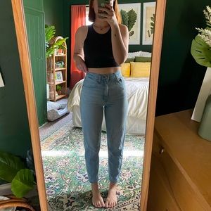 Levis mom jean. Light wash. Zip fly. Very flattering, comfortable and cute!